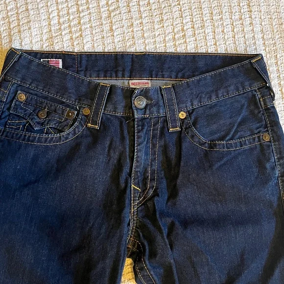 True religion billy bootcut in a 33. Perfect for petite shorter gals out there! - Picture 2 of 11